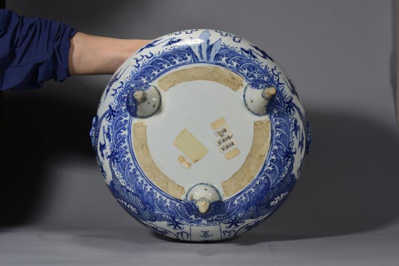清乾隆 “追远堂”款青花双龙戏珠纹三足香炉 - 图6
