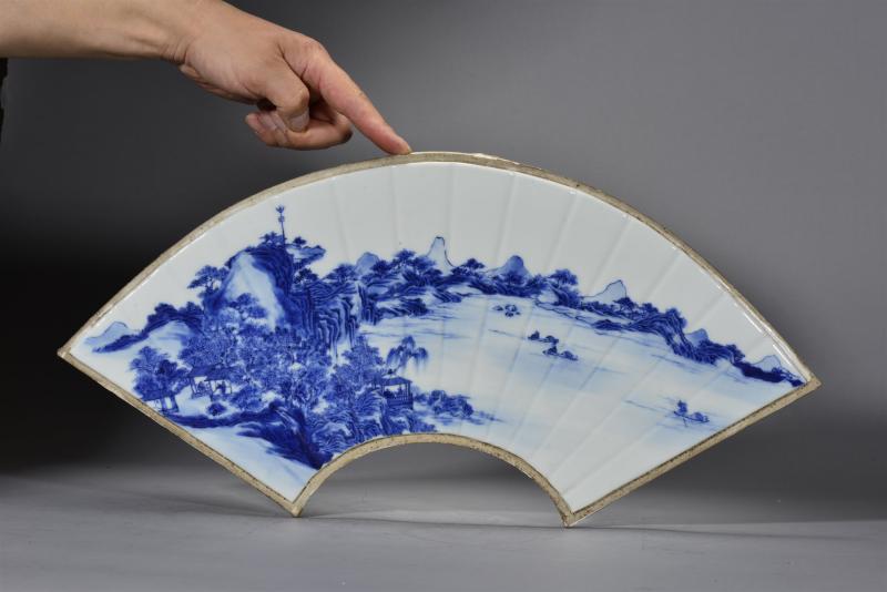 民国 王步风格青花湖山胜景图扇形瓷板 - 图2