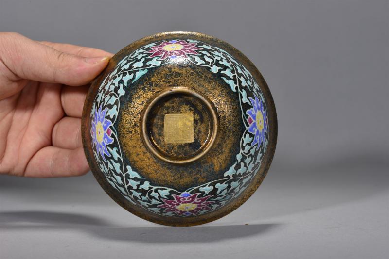 清乾隆 仿古铜釉珐琅彩缠枝花卉纹碗 - 图4