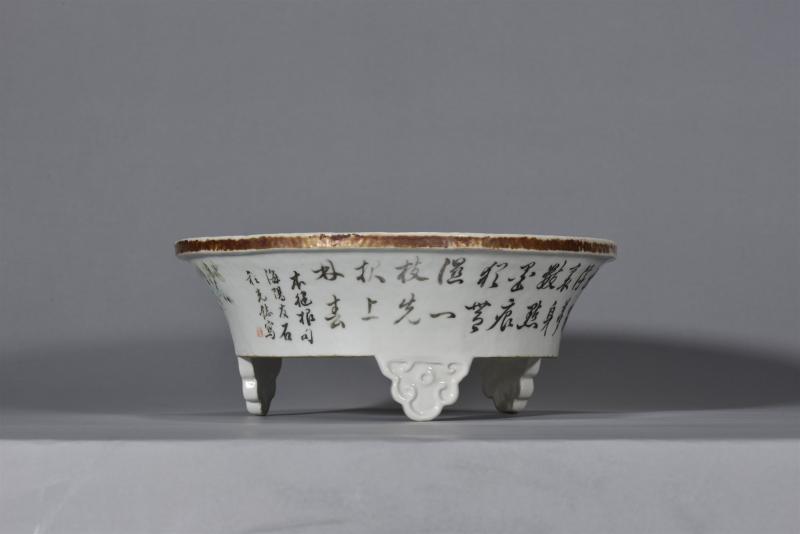 清同治 程友石浅绛彩梅花诗文图三足洗 - 图10
