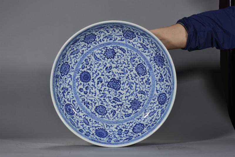 清雍正 青花缠枝莲纹大盘 - 图2