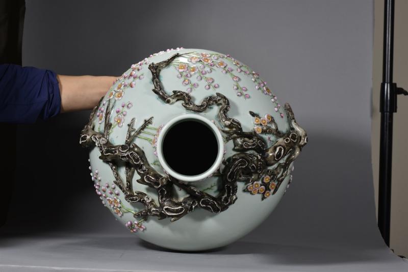 清晚期 粉彩堆塑梅枝纹天球瓶 - 图6