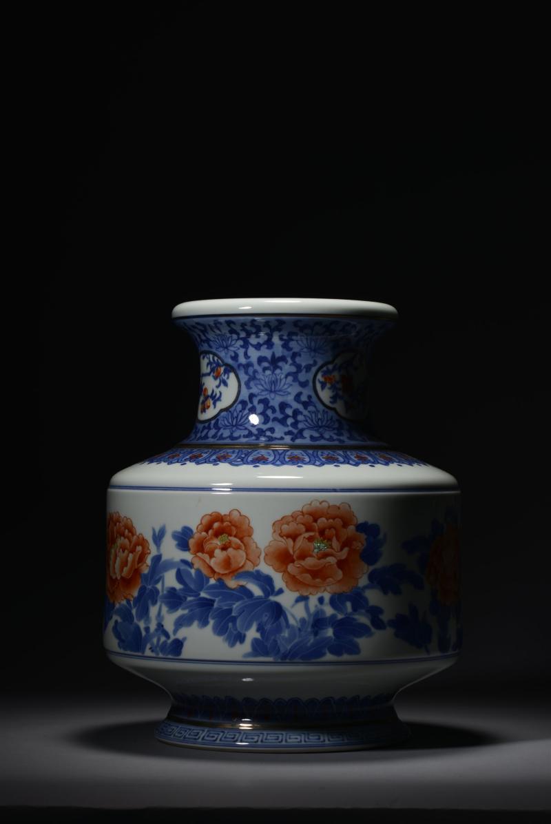 近现代 嵇锡贵青花斗彩牡丹纹马蹄尊 - 图9