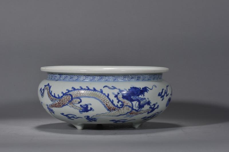 清康熙 青花釉里红双龙戏珠纹三足炉 - 图2