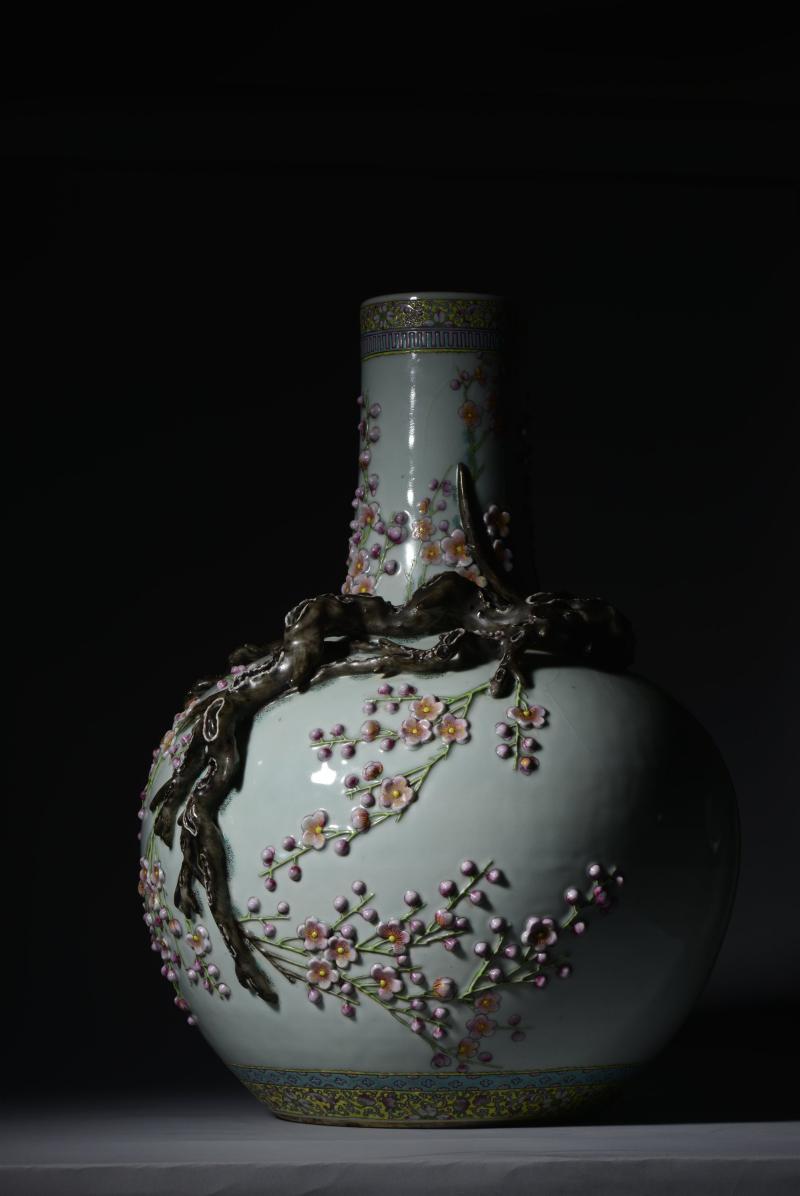 清晚期 粉彩堆塑梅枝纹天球瓶 - 图8