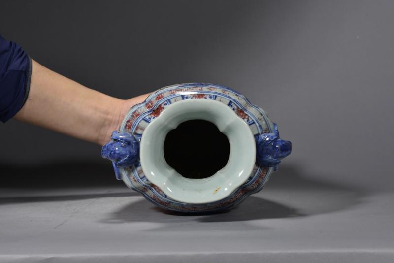 清乾隆 青花釉里红松鼠葡萄纹象耳海棠瓶 - 图5