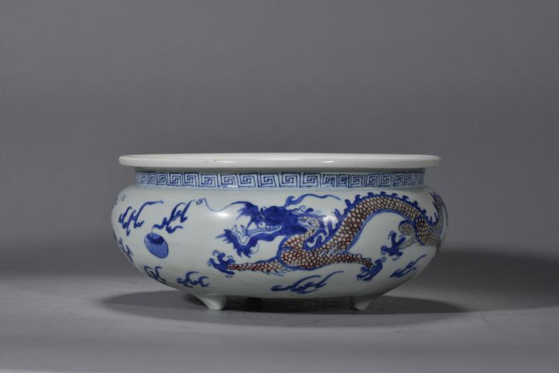 清康熙 青花釉里红双龙戏珠纹三足炉 - 图3
