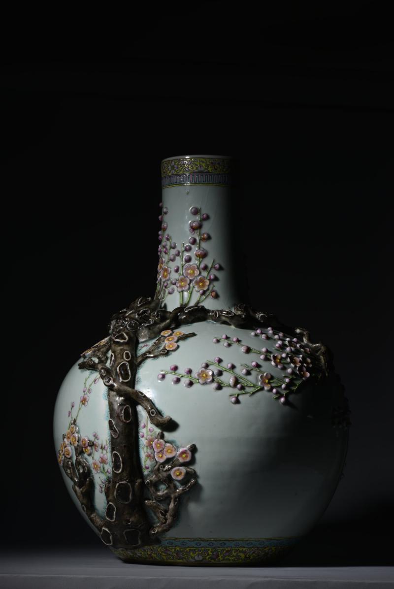 清晚期 粉彩堆塑梅枝纹天球瓶 - 图9