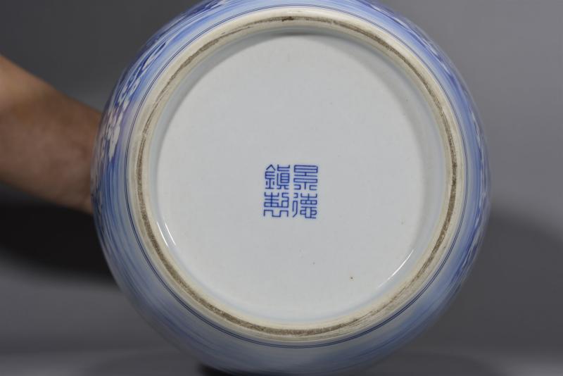 近现代 聂杏生青花人物故事「闪闪的红星」灯笼瓶 - 图6