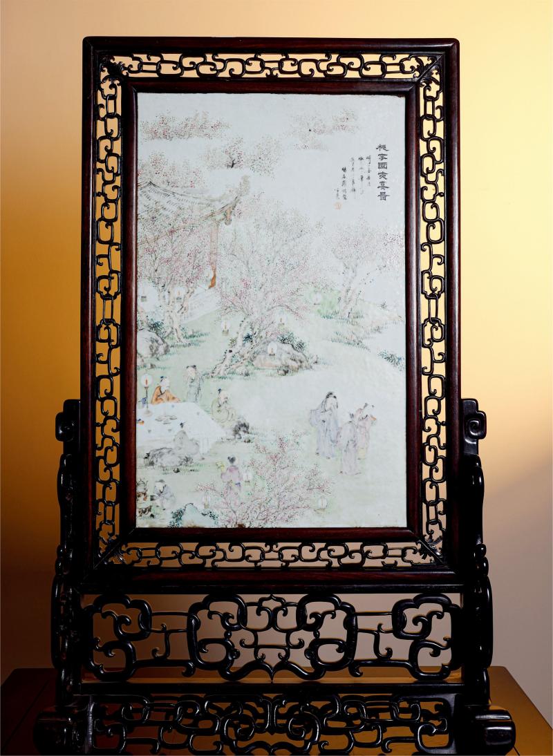 清光绪 罗旸谷浅绛彩「桃李园夜宴图」瓷板插屏