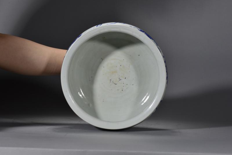 清康熙 青花釉里红双龙戏珠纹三足炉 - 图5