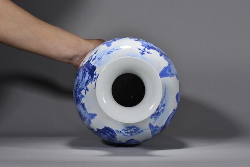 近现代 聂杏生青花人物故事「闪闪的红星」灯笼瓶 - 图7