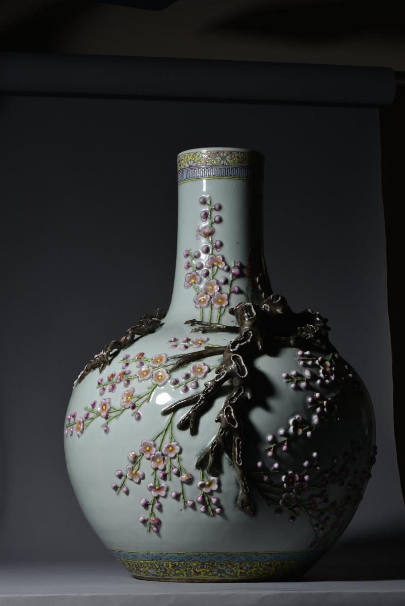 清晚期 粉彩堆塑梅枝纹天球瓶 - 图11