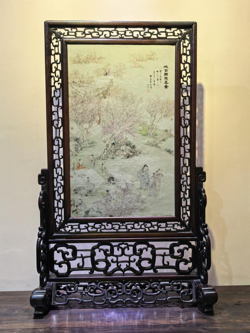 清光绪 罗旸谷浅绛彩「桃李园夜宴图」瓷板插屏 - 图2