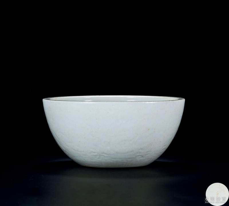 明宣德 白釉暗刻龙纹钵