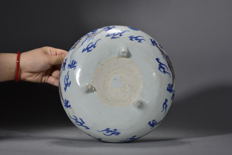 清康熙 青花釉里红双龙戏珠纹三足炉 - 图6