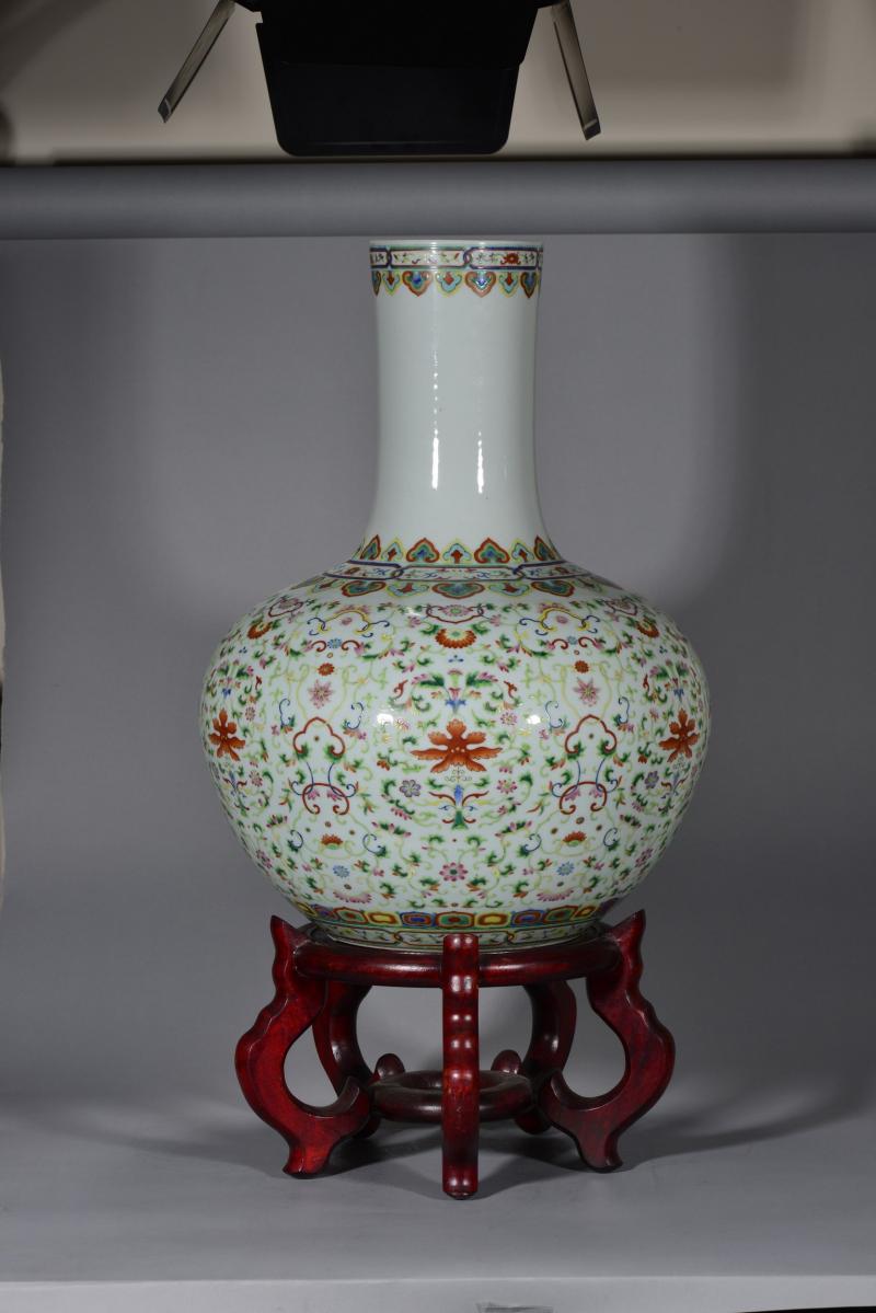 清晚期 粉彩缠枝花卉纹天球瓶 - 图2