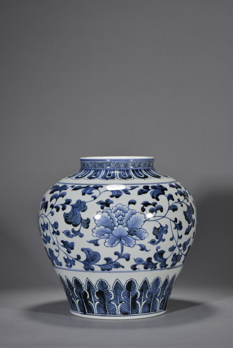 近现代 仿古青花缠枝牡丹纹大罐 - 图3