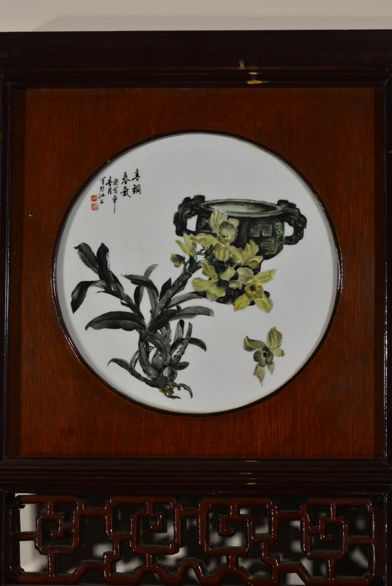 近现代 魏焕明、余少良合作双面粉彩山水人物八联落地大屏风 - 图4