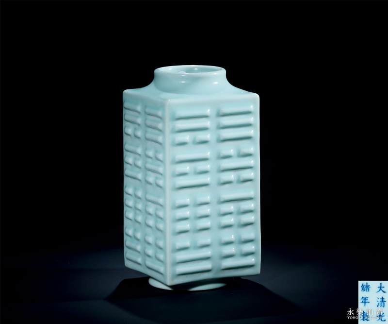清光绪 粉青釉八卦琮式瓶
