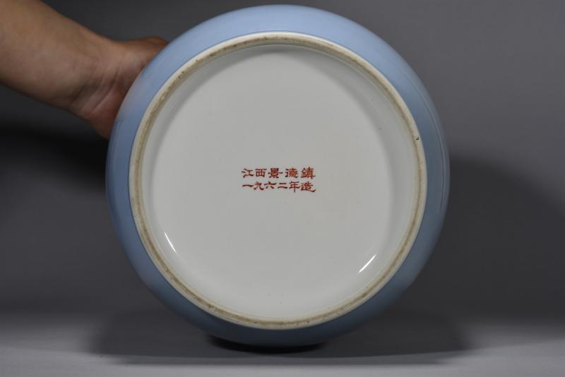 近现代 天青釉描金开光人物故事冬瓜瓶 - 图6