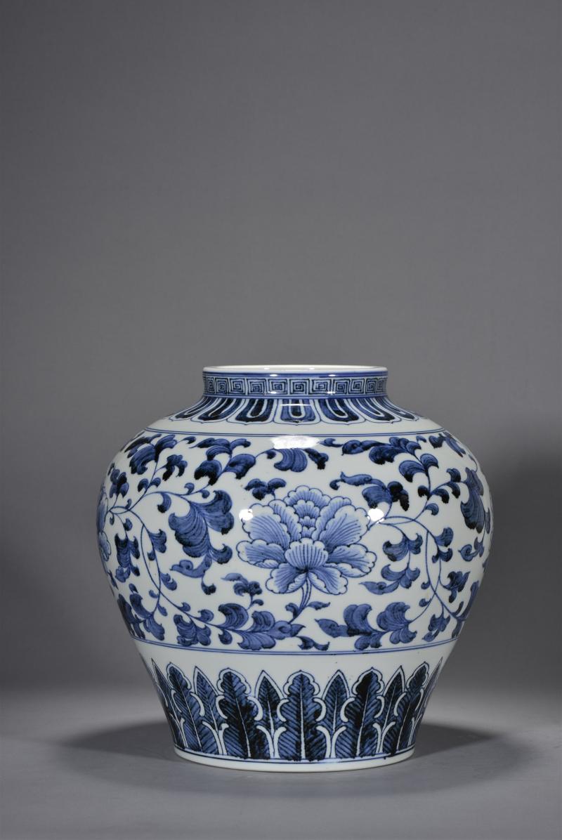 近现代 仿古青花缠枝牡丹纹大罐 - 图4