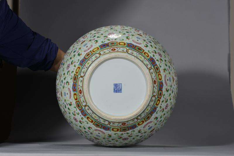 清晚期 粉彩缠枝花卉纹天球瓶 - 图4