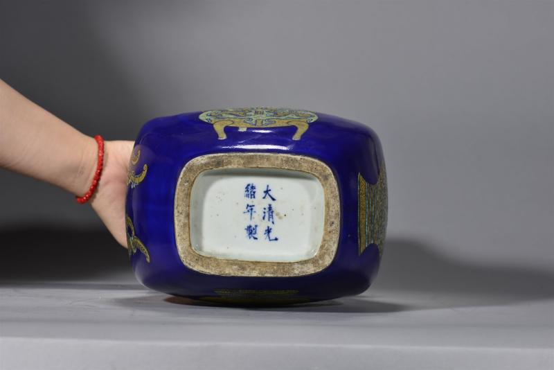 清光绪 霁蓝釉粉彩宝鼎纹贯耳瓶 - 图8