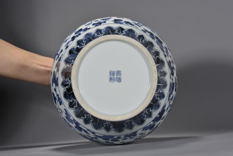 近现代 仿古青花缠枝牡丹纹大罐 - 图5