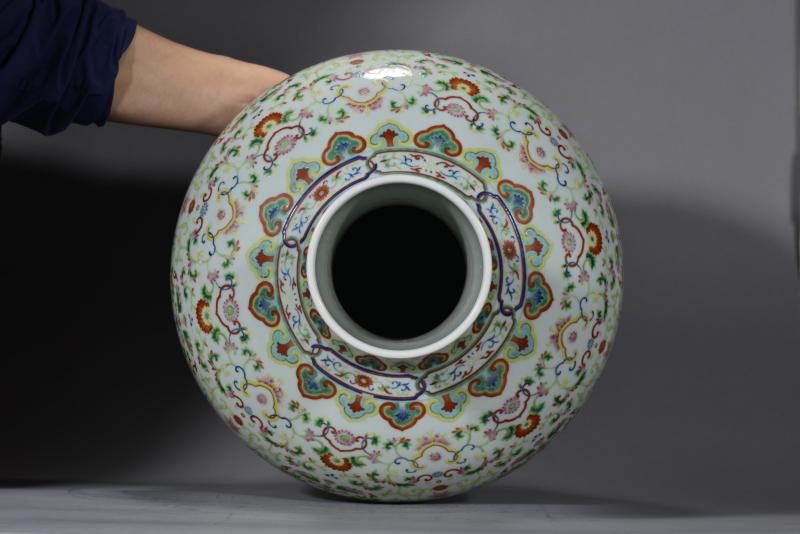 清晚期 粉彩缠枝花卉纹天球瓶 - 图5