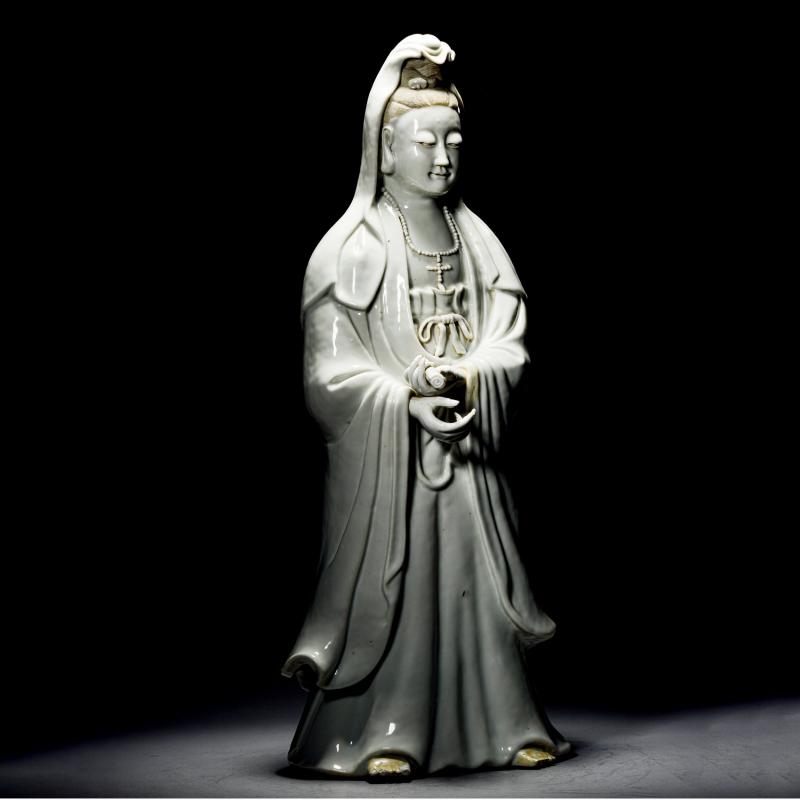 清乾隆 唐英青白釉捏塑观音立像