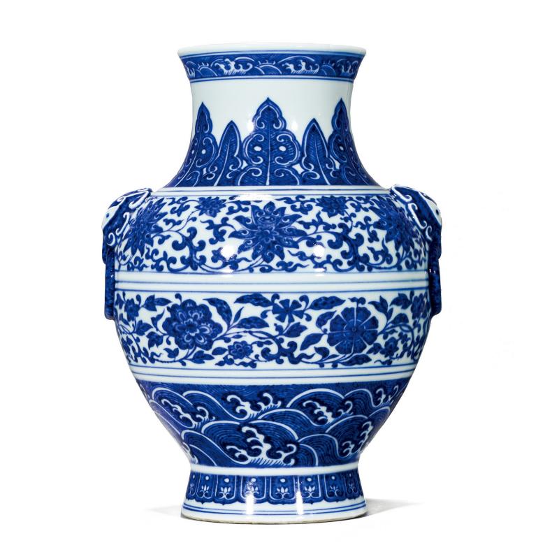 清晚期 青花缠枝花卉纹铺首尊