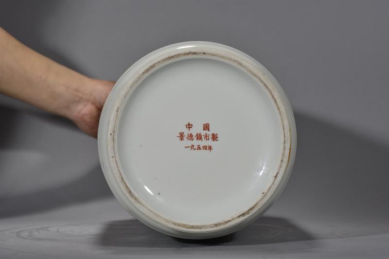 五十年代 王锡良1954 年景德镇陶瓷研究所 粉彩戏曲拾玉镯棒槌瓶 - 图3