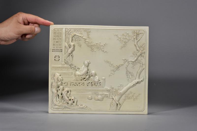 清道光 （传）陈国治江东二美雕瓷瓷板 - 图2