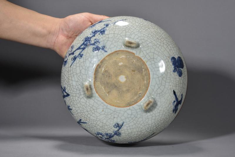 清康熙 哥釉青花喜上眉梢纹三足炉 - 图4