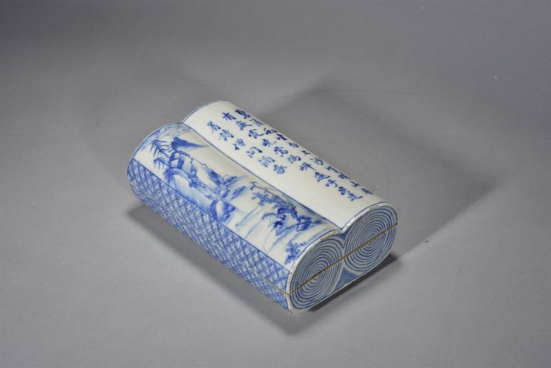 清嘉庆 青花山水诗文书卷形盒 - 图2