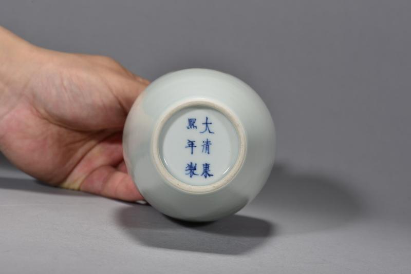 清晚期 釉里红三鱼纹观音瓶 - 图5