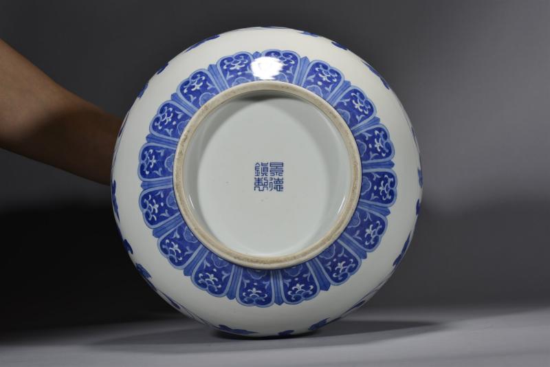 近现代 青花缠枝莲纹赏瓶 - 图5