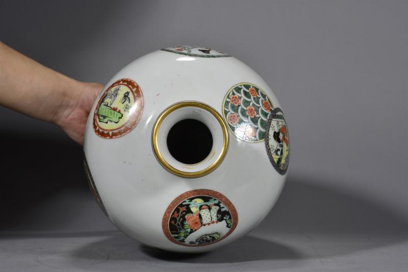 近现代 粉彩散点皮球花开光人物纹梅瓶 - 图7