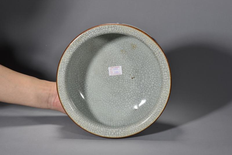 清康熙 哥釉青花喜上眉梢纹三足炉 - 图5