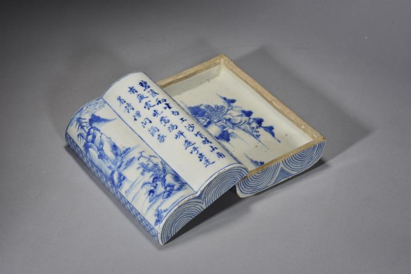 清嘉庆 青花山水诗文书卷形盒 - 图3