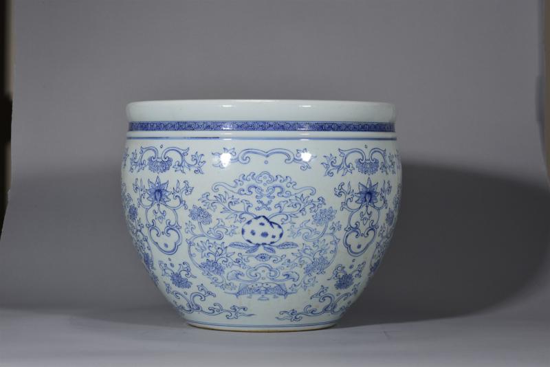 清乾隆 青花缠枝莲八宝纹卷缸 - 图2