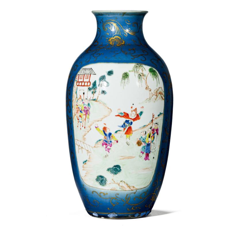 清乾隆 霁蓝描金缠枝花卉纹开窗粉彩人物故事图包袱瓶