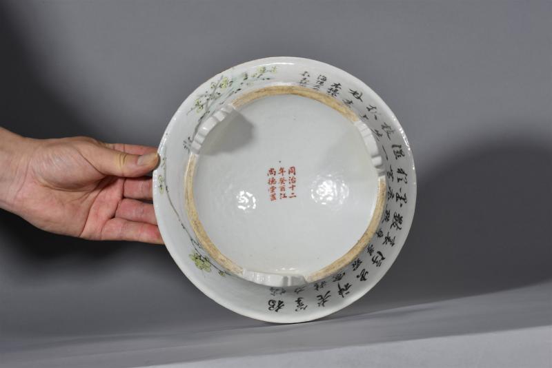 清同治 程友石浅绛彩梅花诗文图三足洗 - 图4