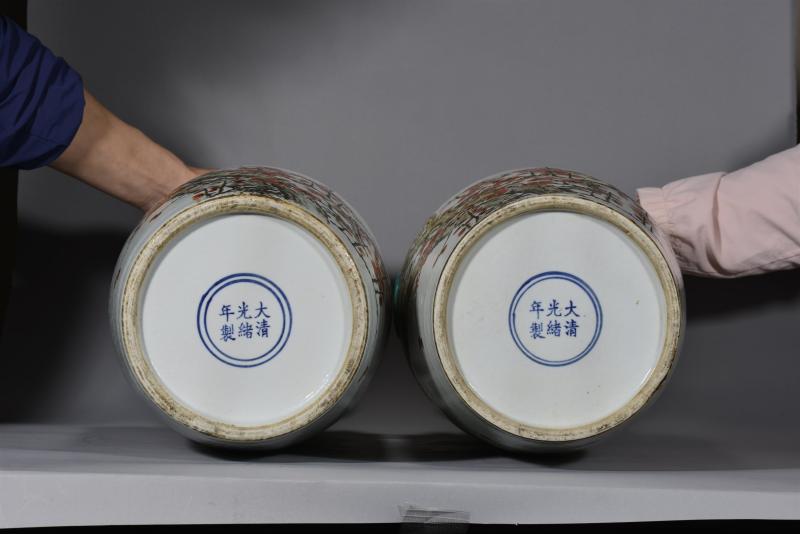 清光绪 金品卿风格浅绛彩梅花图大瓶一对 - 图6