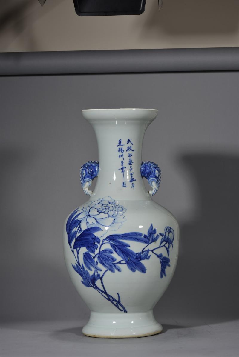 清光绪 金品卿作牡丹一枝秀- 柳燕衔春图青花象耳瓶 - 图3