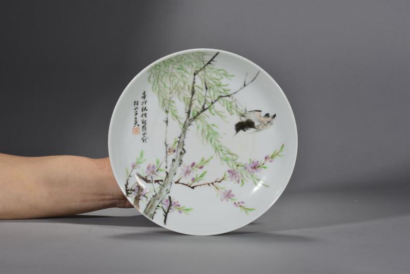 清光绪 张子英浅绛彩桃柳春燕盘 - 图2