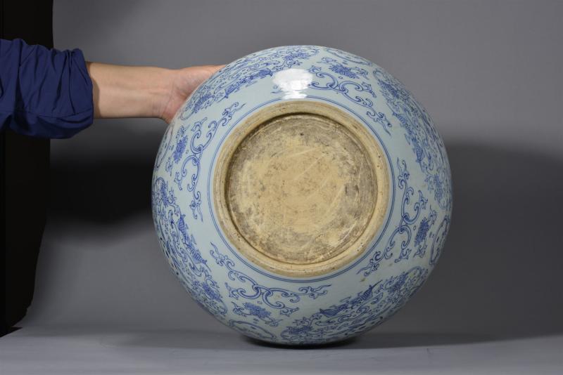 清乾隆 青花缠枝莲八宝纹卷缸 - 图4