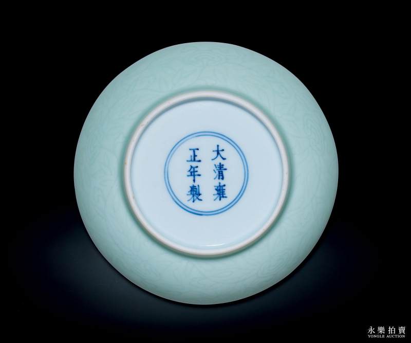 清雍正 粉青釉暗刻灵芝纹盘