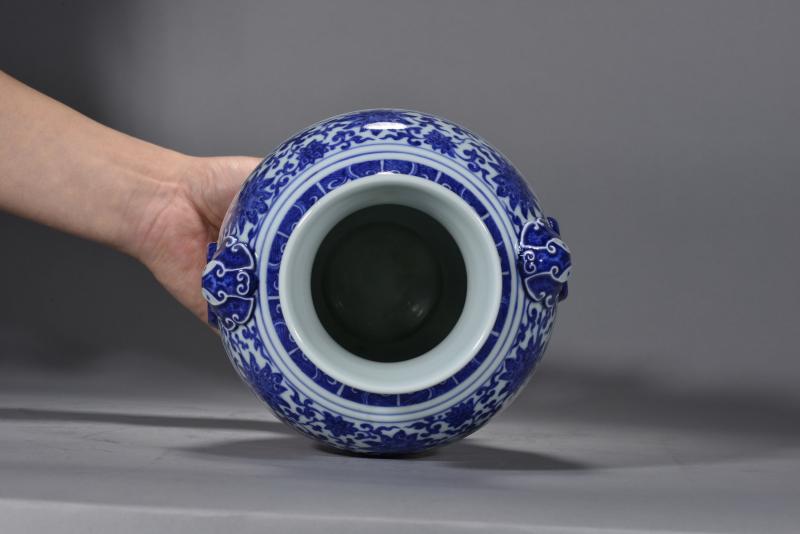 清晚期 青花缠枝花卉纹铺首尊 - 图7